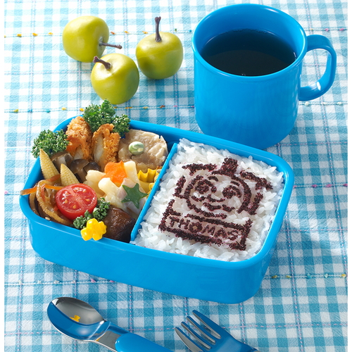 ふりかけプレート 3枚入り きかんしゃトーマス パッケージの中央にキャラクターが大きく描かれ、カラフルなデザインが全体を彩る様子