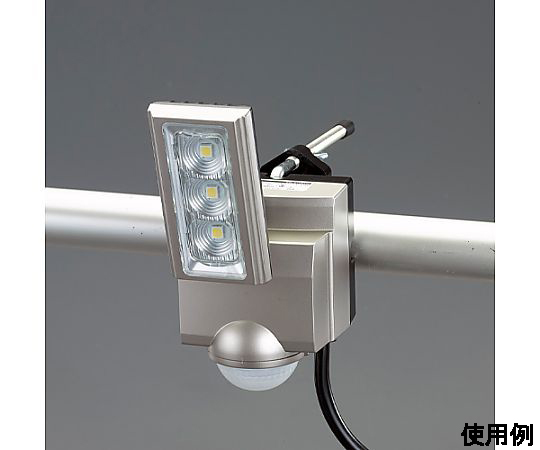 AC100V/11.0W LEDセンサーライト(1灯) 光源を上部に配置した、白いボディのセンサーライトが壁に取り付けられている様子