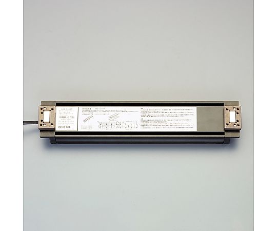 AC100-240V/ 15W 照明灯/LED(防水型) 上向きに設置された防水型照明灯の全体像、電源コードが確認できる状態。