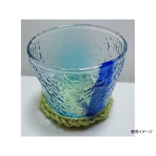 麻紐 カラーヘンプコード50m ココアブラウン ローヤル化成 [ケース販売] パッケージが横向きに置かれ、表面には濃い茶色のひもが収められている様子。