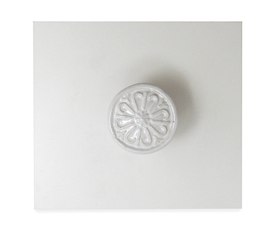 セラミックつまみ　ホワイト　37mm×33mm×26mm 滑らかな表面を持つ白いセラミック製のつまみが正面から見える状態
