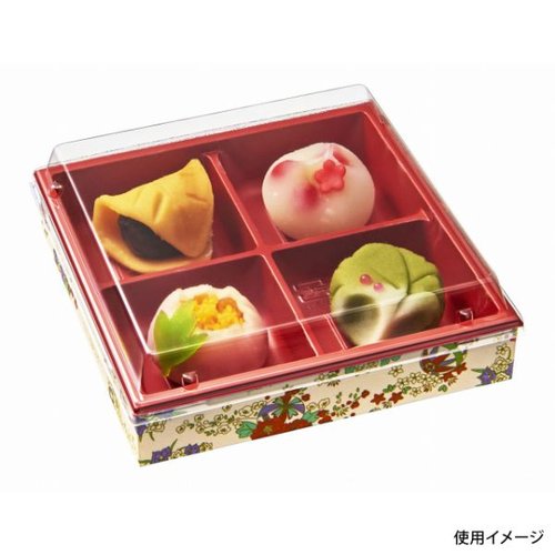 折箱 CWH-角5.5-4 赤-鼓 (ボ) 中央化学 鮮やかな赤い色合いの角箱が正面から見える状態で、表面には鼓を模したデザインが施されている。