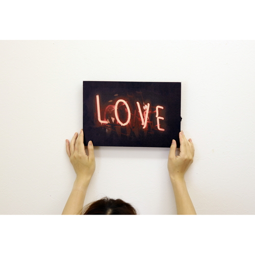LEDキャンバスアート　インダストリアル　ネオンサイン　20×30cm　30×20cm　ネオンサイン 鮮やかな色合いのネオンサインがひらがなで「おしゃれ」と表示された状態