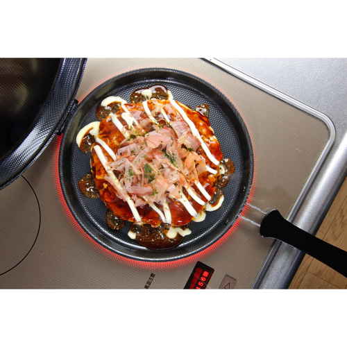 ホットケーキメーカー フライパン 両面焼き 丸型 お好み焼き・ホットケーキパン 鉄製 IH対応 黒いフライパンの表面に均一な焼き色がついた状態