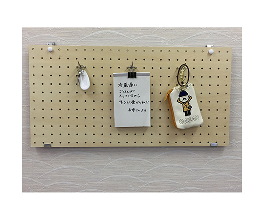 穴あきボード専用　ボードフック　T型　50mm　3本入 横から見たT型ボードフックが3本並んでいる様子