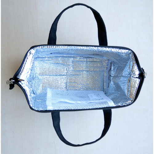 ランチバッグ　がま口タイプ　スヌーピー　ブラック 開いたがま口から見える内部は明るい色合いの生地で、スヌーピーのデザインがデフォルメされた可愛らしい印象。