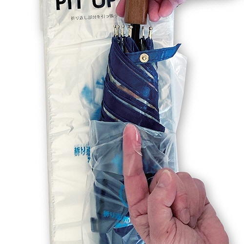PIT　UP　傘袋　長傘用　1セット(4000枚:200枚×20パック) 透明な袋に入った長傘用の収納ケースが整然と並んでいる様子
