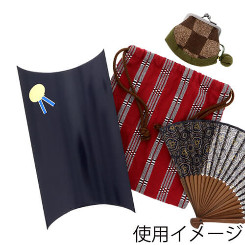 ピローギフトBOX（紫紺・135×200×高50mm） 白背景に横向きで置かれた深紫色の枕型パッケージが1点、端の曲線と閉じ口の重なり、光沢のある無地表面がはっきり見える状態
