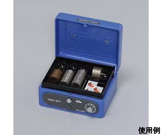 155x130x 85mm 手提げ金庫 光沢のある金属の表面が特徴的な手提げ金庫の正面。