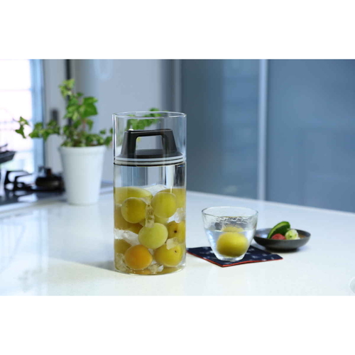 保存容器 2L 密閉 ガラスキャニスター エアリデューサー L 透明なガラス製の容器が密閉された状態で、蓋がしっかりと閉まっている様子。