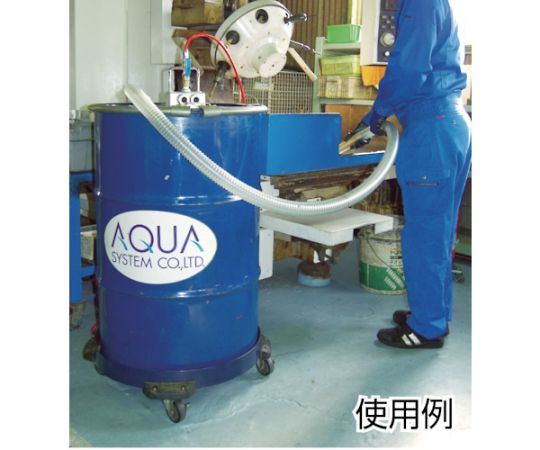 エア式掃除機　APPQO-HP2（オープンドラム缶用） 赤と青のストライプ模様が施されたオープンドラム缶に取り付けられた掃除機のノズルが見える状態