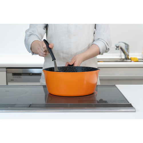 ギガフッカ　IH対応超深型フライパン24cm 艶やかな表面を持つ深型フライパンが正面から映る様子