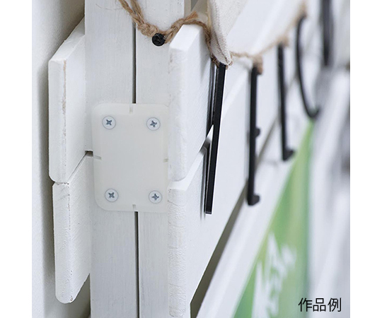 すのこで傘立て　ホワイト 側面が見える状態で、白いすのこのデザインが際立つ。
