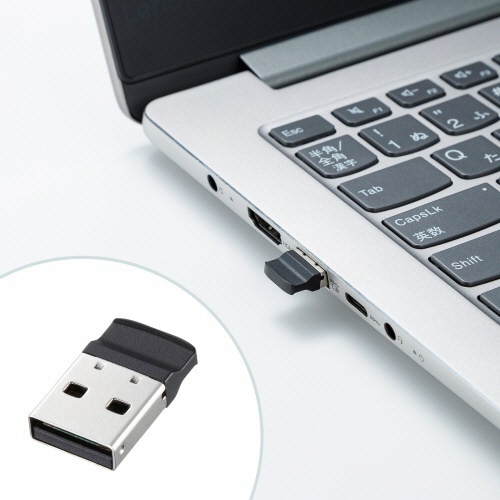 マウス付2.4GHzワイヤレスキーボード　Copilotキー搭載(USB　A接続)　テンキー付　ブラック　1セット 斜め上からの視点で、キーの配置や形状が際立つ状態