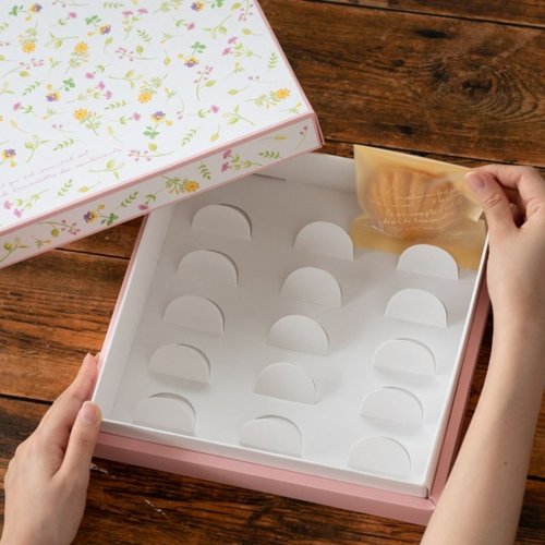 ギフト箱 ナチュラルフラワーギフトBOX-L(10枚) ヘッズ ナチュラルな花柄がデザインされたギフトボックスの横からのアングルで、10枚分のパッケージが整っている様子。