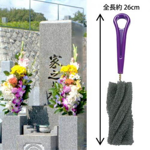お墓洗い　墓石用花立て洗いスポンジS 大きなスポンジが白いバックに置かれ、形状と質感がよくわかる様子