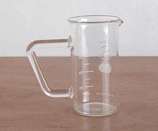 取っ手付きトールビーカー 200ml 透明なビーカーに持ちやすい取っ手が付いた状態。