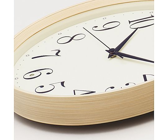 φ280mm [電波]掛時計 白い壁に掛けられた、シンプルなデザインの時計が正面から見える状態