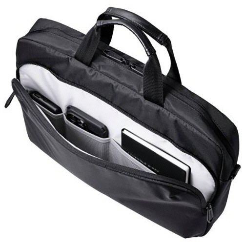 ブリーフバッグ　ZEROSHOCK　ポリエステル　15.6型対応　ブラック　1個 斜めから見た持ち手付きのバッグ、ポケットがフロントに配置されている状態