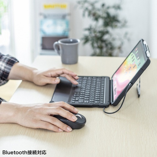 静音Bluetoothワイヤレスマウス(充電式・5ボタン)　ブラック　1個 商品の側面が見える状態で、充電ポートとボタンが強調されている。