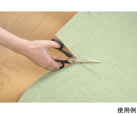 おくだけ吸着ロングマット　90×600cm　グリーン 鮮やかなグリーンのマットが床にしっかりと広がる様子