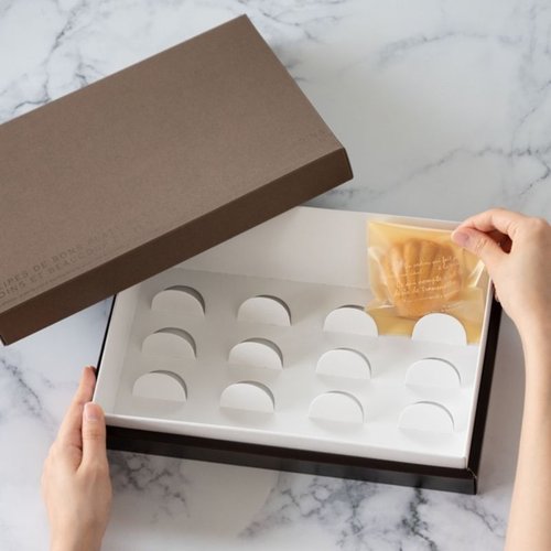 ギフト箱 モダンギフトBOX-S(10枚) ヘッズ カラフルなデザインのギフトボックスが重ねられている様子
