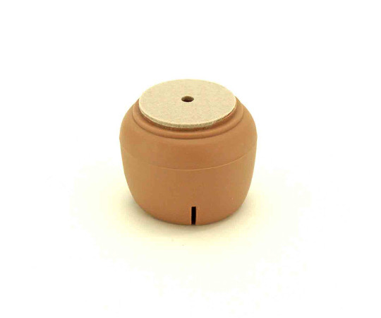 ワイドフェルトキャップ　角脚用　24-36mm　薄茶　4個入 商品のパッケージが斜めにビニールから見える状態、内部に複数のキャップが収められている様子。