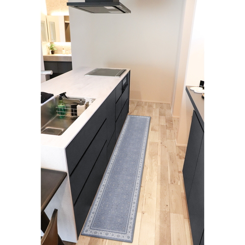 キッチンマット　khastan　インテリアマット45X240cm　グレー 薄いグレーのインテリアマットが床に敷かれた状態で、長方形の形状が際立っている