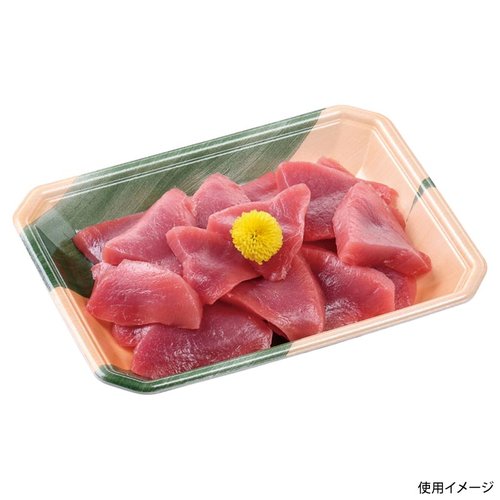 鮮魚トレー FLステージ20-15(25) 杉葉らん エフピコ 透明なトレーに盛り付けられた新鮮な魚と緑の杉葉の配置