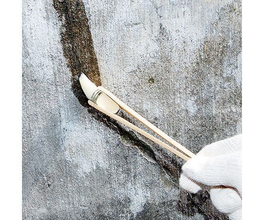 雨もり補修液　1000g パッケージがテーブルに置かれた状態で、内容量や使用方法がわかる側面のデザインが見える。