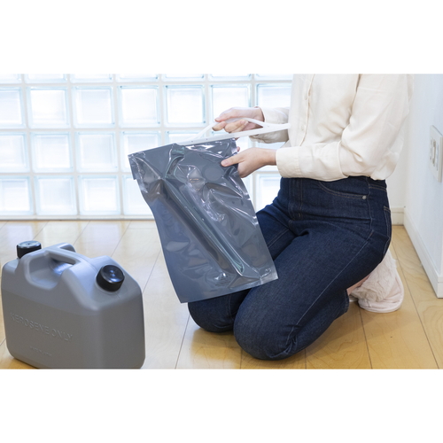 灯油缶　IWATANI　灯油タンク10L　KEROSENE　TANK　　IT-10LGY 持ち手付きの軽量な缶体が横から見える状態
