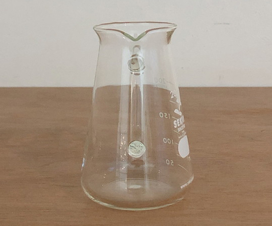 取っ手付きコニカルビーカー 200ml 持ち手が付いた形状で、清潔感のある透明な容器が見える状態