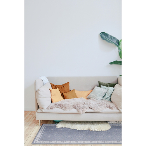 キッチンマット　khastan　インテリアマット45X180cm　グレー 細かい模様が施された長方形のマットが立て掛けられた様子