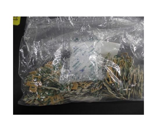 A型シリカゲル 100g 吸湿・使い捨て型 100個入 コバルト入 商品のパッケージが整然と並んでいる様子