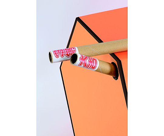 特大おみくじ 白い袋に包まれた大きなおみくじが、穏やかな木のテーブルの上に置かれている様子。