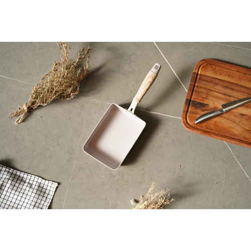 卵焼き器　ハルミック　セラミック加工　IH対応軽量玉子焼　13×18cm　ペールパープル 軽やかなペールパープルの卵焼き器が平らな surfaceの上に置かれ、持ち手がしっかりと見える状態。
