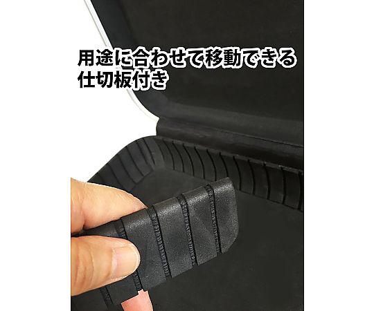 ストロングケース 透明な本体が見える状態、背面にストラップホールのあるデザイン