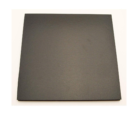 スリムフレックス粘着付 厚さ5mm×縦100mm×横100mm 粘着面が見える状態で横向きに置かれたパッケージ