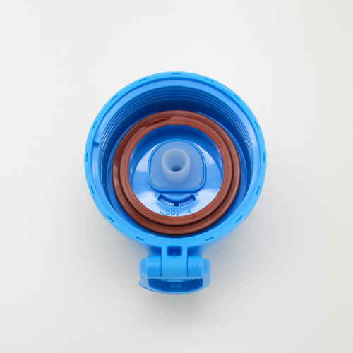 水筒　ストロー付ステンレスボトル　きかんしゃトーマス ストロー付きのふたが見える斜めからの撮影、側面にはきかんしゃトーマスのキャラクターがデザインされている。