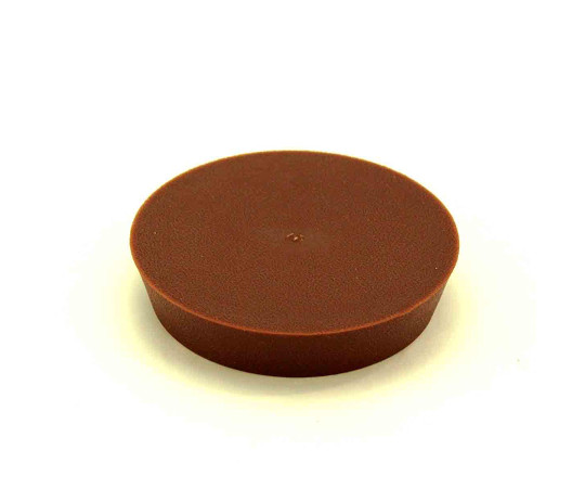 イスゴム　平置　丸型　茶　対象脚サイズ65mm 表面が滑らかで深い茶色の丸型が平らに置かれている様子