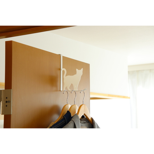 ドアフック　キャットドアフック　おさんぽ　ねこ　スチール　シロ シンプルなデザインのフックが壁に取り付けられている様子