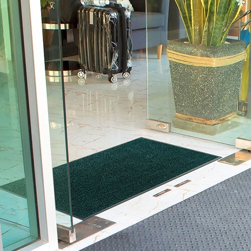 玄関マット　アイアンホース(ストライプ)　750×900mm　グリーン・ブラック　1枚 特徴的なストライプ模様の玄関マットが、緑と黒の配色で鮮やかに映える状態