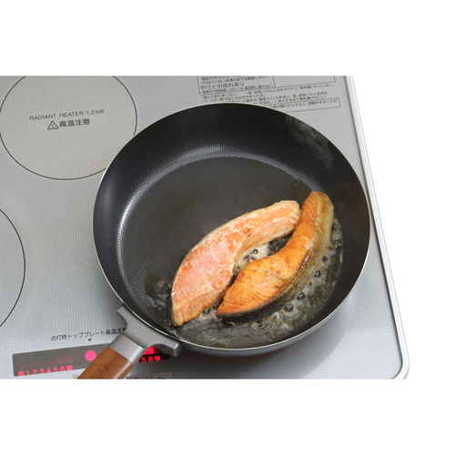 フライパン 両面エンボス加工 鉄製フライパン 26cm IH対応 表面にエンボス加工された鉄製のフライパンが斜めの角度で置かれている状態