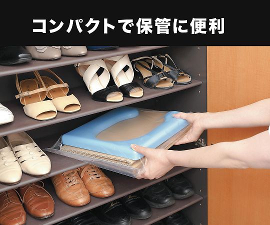 避難用トイレ 閉じられた状態のコンパクトな避難用トイレが横に並んでいる様子