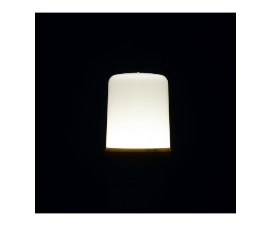 T形LED　40W形　E26　昼白色 商品の上部が光を放つ様子と、クリアなフロスト仕上げの表面が確認できる状態