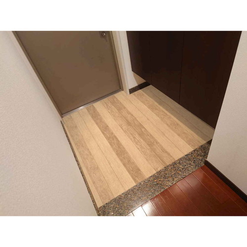 玄関　模様替え　リメイク　シート　91.5×200　cm　床　土間　敷くだけ　マット　簡単　おしゃれ　木目 木目調の模様が鮮やかに見える横長のシートが床に敷かれている状態