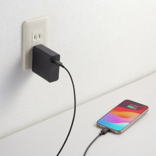 USB2.0　Type-C　PD240W対応　ケーブル　ブラック　1m(RoHS指令10準拠)　1本 ケーブルが平らに広げられた状態で、黒色の表面が見える