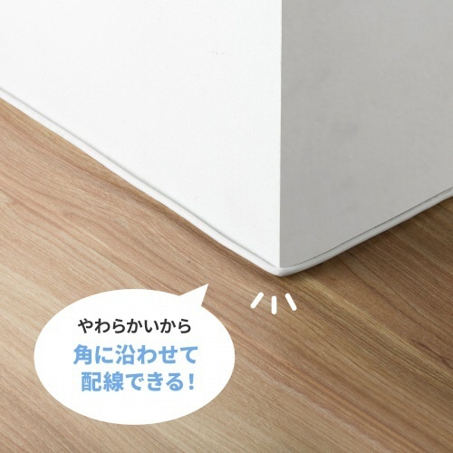 カテゴリ6　LANケーブル(スリム・やわらか・ツメ折れ防止コネクタ)　ホワイト　0.5m　1本 白いケーブルが曲がっている状態で、ツメ折れ防止コネクタが明示されている様子