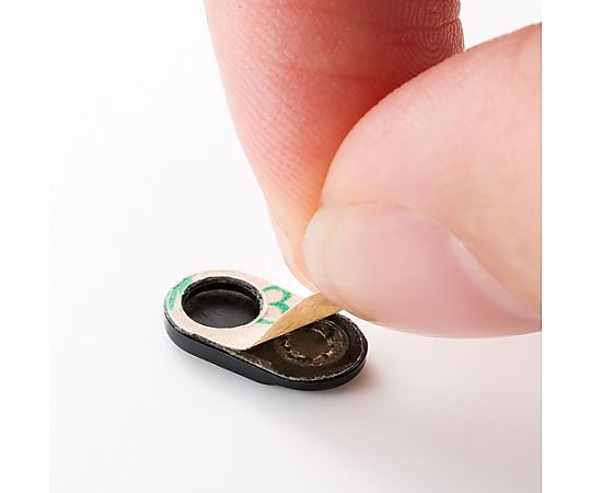[WEBカメラ/インカメラ用] セキュリティシール(3個) 丸いシールが3枚並び、透明なフィルムに包まれている状態