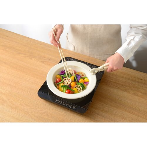 フライパン　Hetta!　IH対応セラミックお皿パン20cm 白いセラミックの表面が光沢を持ち、取っ手部分が見える斜めの角度から撮影された状態